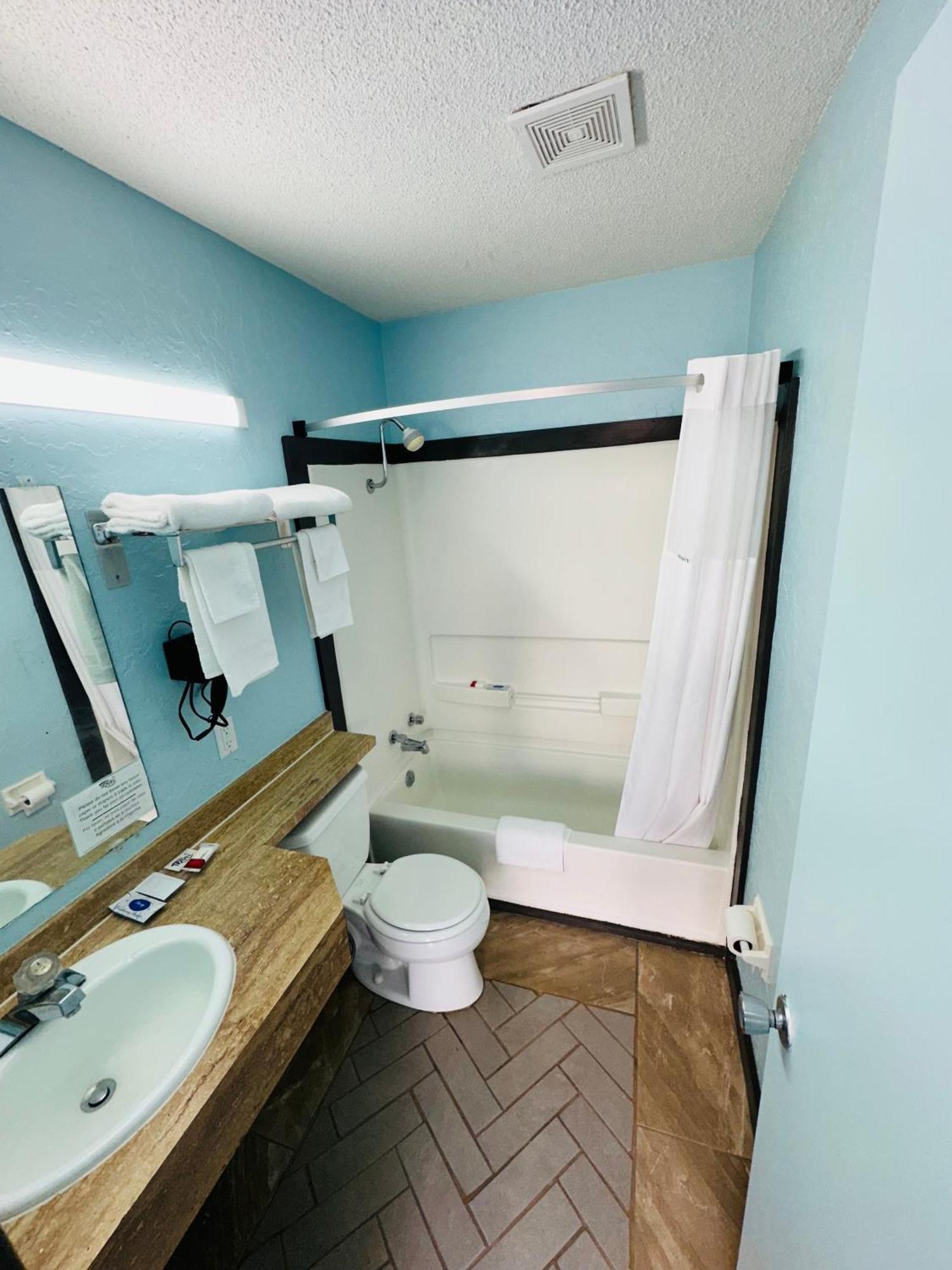 Travel Inn & Suites Emporia Luaran gambar